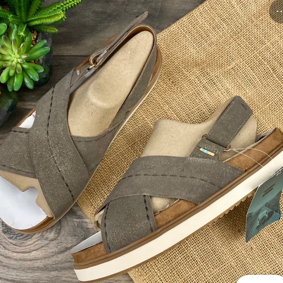 TOMS sandals size 8 - Picture 3 of 8